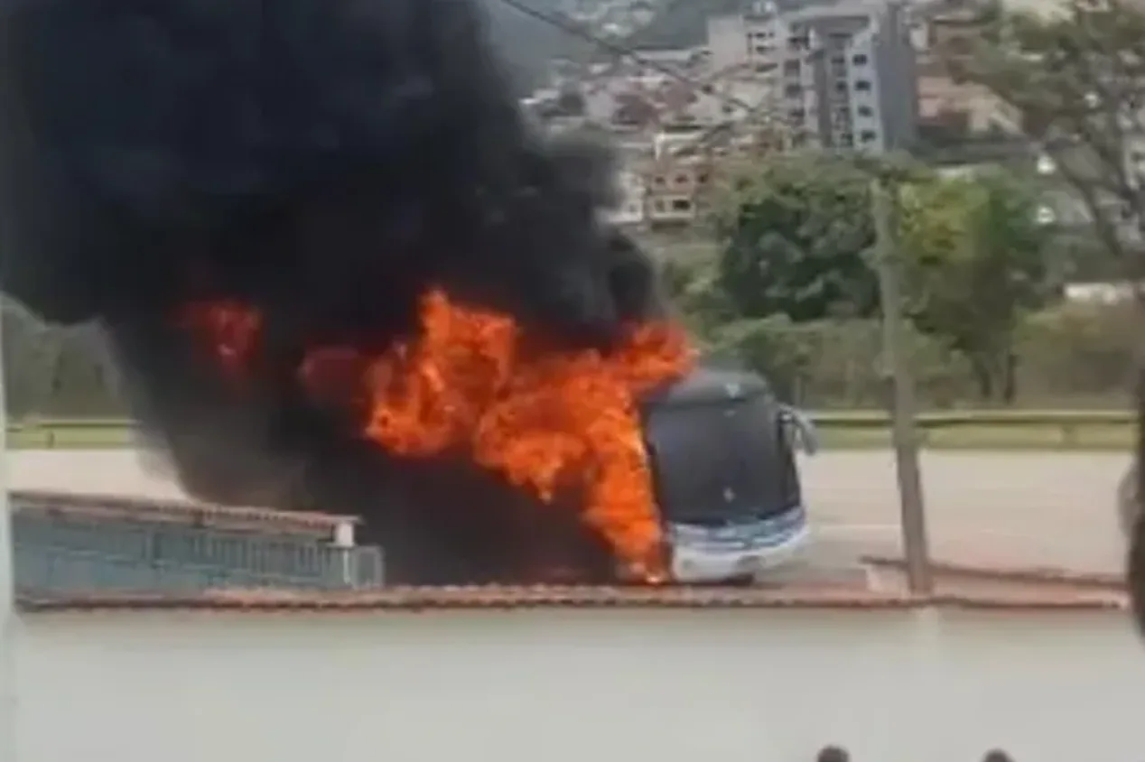 Ônibus com time do Vasco sub-14 pega fogo na estrada