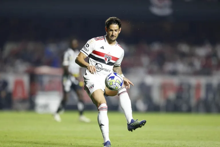 Pato não é relacionado pelo São Paulo contra o Palmeiras e fica mais perto da saída