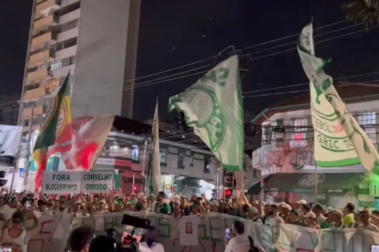 Torcedores do Palmeiras protestam contra Leila Pereira e conselheiros