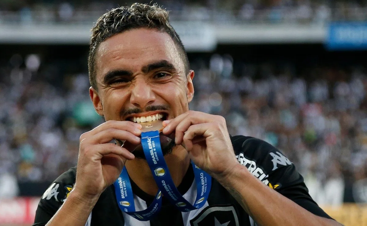 Lateral do Botafogo cutuca o Flamengo após virada do Grêmio: “Parece que acabou a luz”