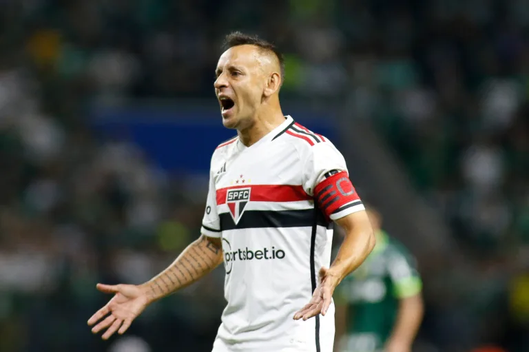 Veja as possíveis punições para Rafinha após polêmica em Palmeiras x São Paulo