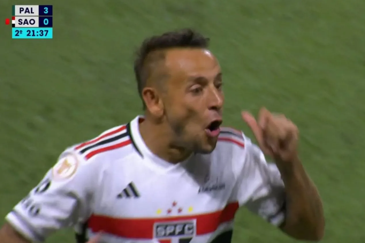Rafinha faz acusação contra Raphael Claus após ser expulso em Palmeiras x São Paulo