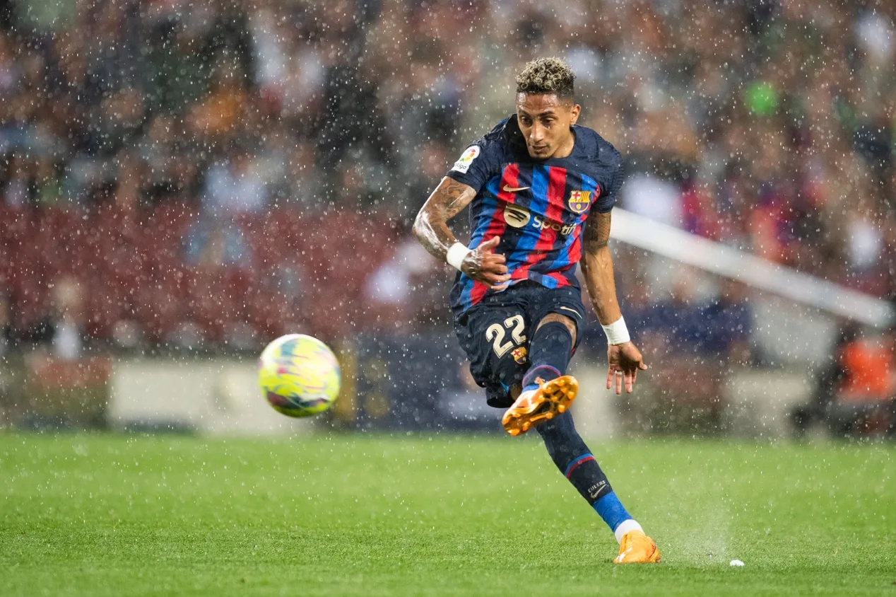 Barcelona: Raphinha participa de treino e pode estar à disposição contra o Real Madrid