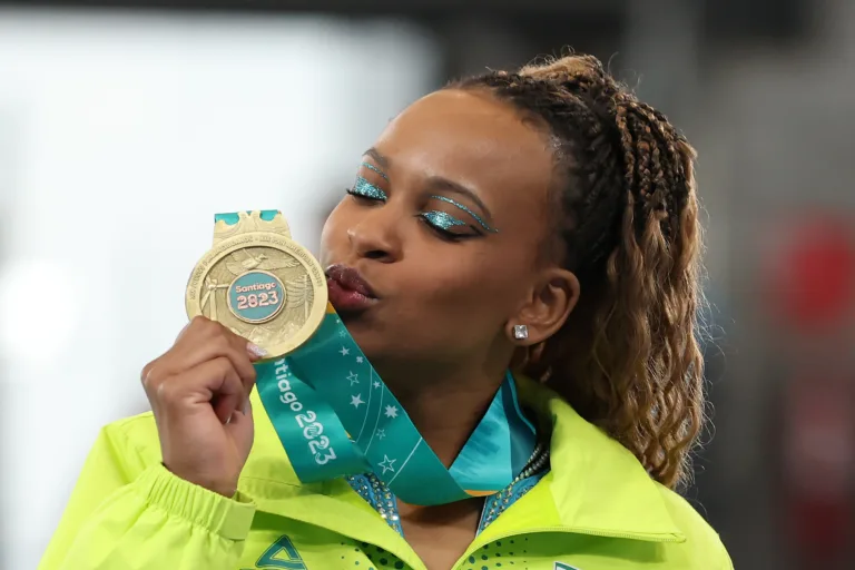 Em menos de um mês, Rebeca Andrade empilha medalhas com Pan e Mundial