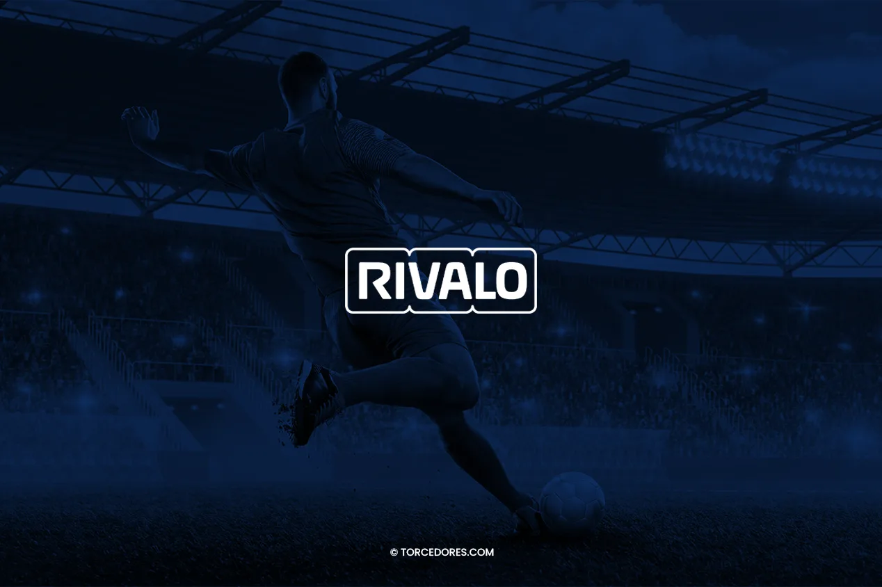 Imagem promocional da Rivalo em tons sépia: atleta se encontra no meio do gramado e chuta a bola.
