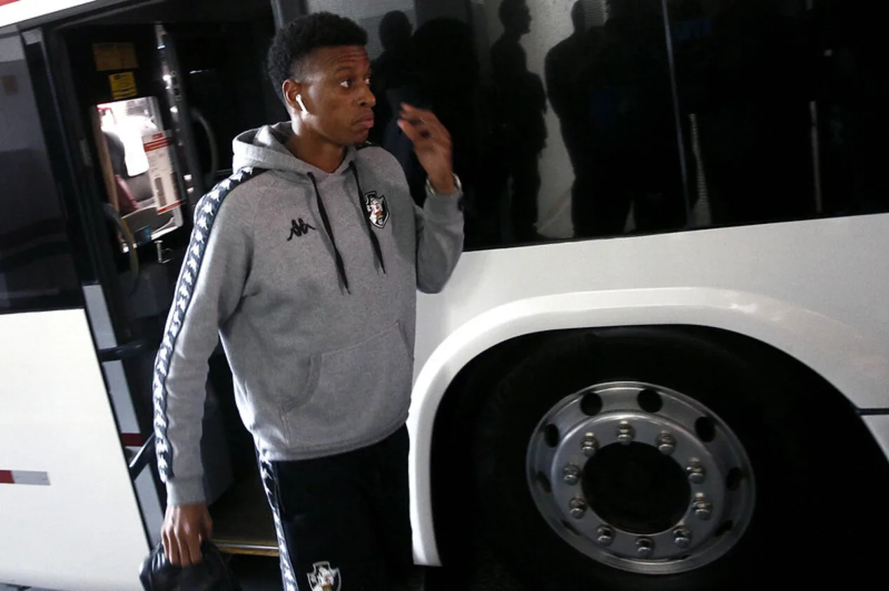 Zagueiro do Vasco processa Corinthians e cobra indenização milionária 