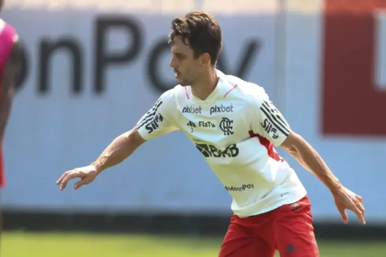 Torcida do Flamengo exalta Rodrigo Caio por gols de bola parada: “É o técnico da zaga”