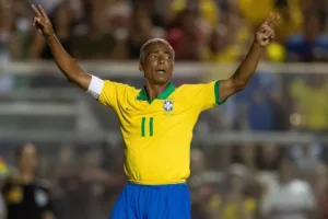 Romário é alvo de racismo após detonar o Boca e xingar argentinos de “filhos da p…”