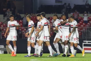 São Paulo visita Athletico após goleada no Brasileirão Série A; saiba onde assistir