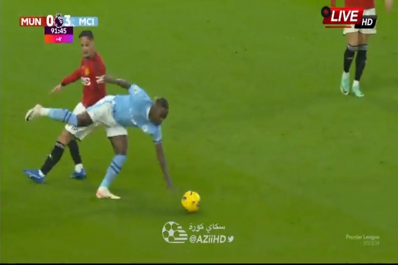 Manchester United x Manchester City: Anthony chuta, dá soco em rival e quase é expulso; assista