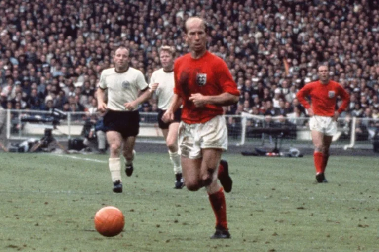 O legado de Sir Bobby Charlton, o meio-campista mais completo e classudo que a Inglaterra já conheceu