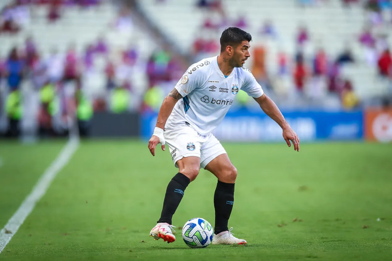 Suárez defende time do Grêmio, reconhece má fase e cobra correção de “muitas coisas”