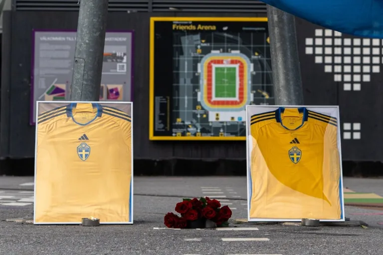 Federação da Suécia prepara espaço para homenagens a torcedores mortos em ataque