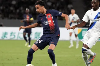 Foto de Ekitike em amistoso do PSG para ilustrar o jovem atacante do Paris Saint-Germain que seria de interesse aos clubes ingleses Crustal Palace e Westa Ham, ambos da Premier League