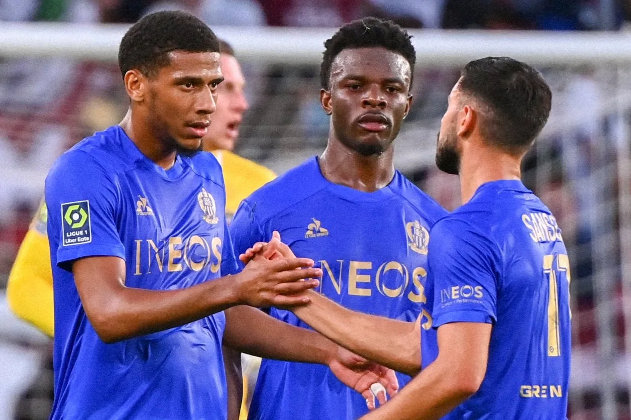 Zagueiro da França pede desculpas após rir durante minuto de silêncio para vítimas do atentado terrorista em Israel