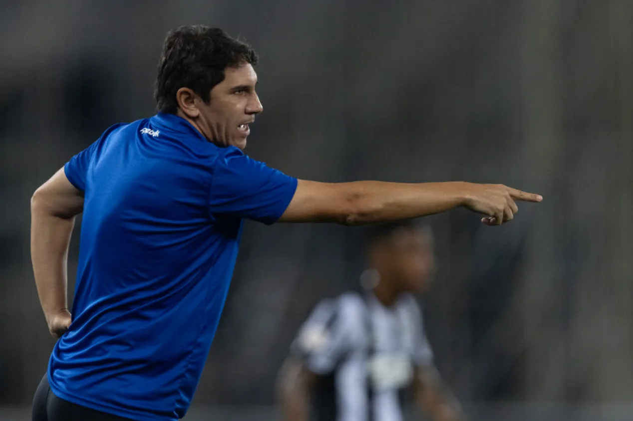 Treinador do Botafogo ‘manda indireta’ para Abel Ferreira, do Palmeiras