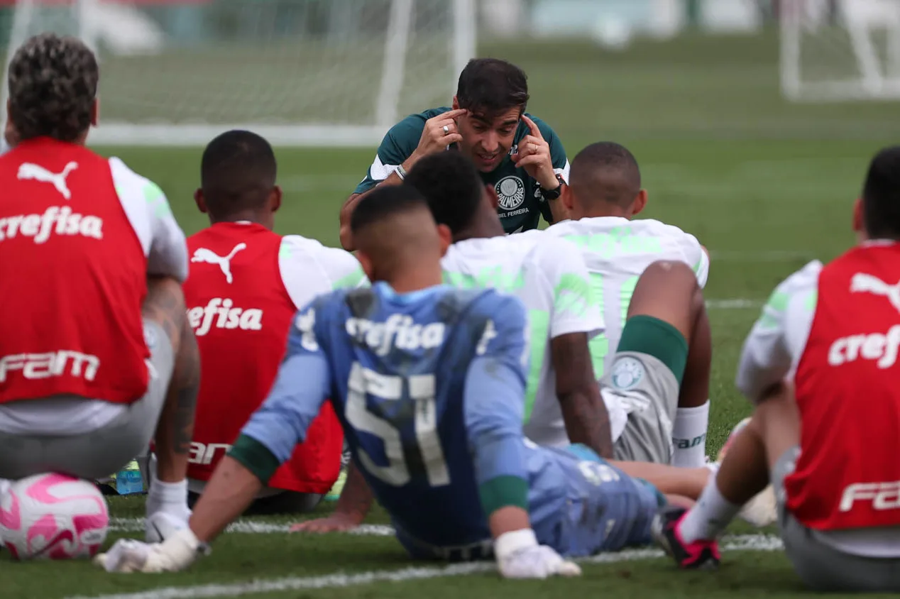 Três zagueiros volta a ser opção na escalação do Palmeiras; entenda o motivo