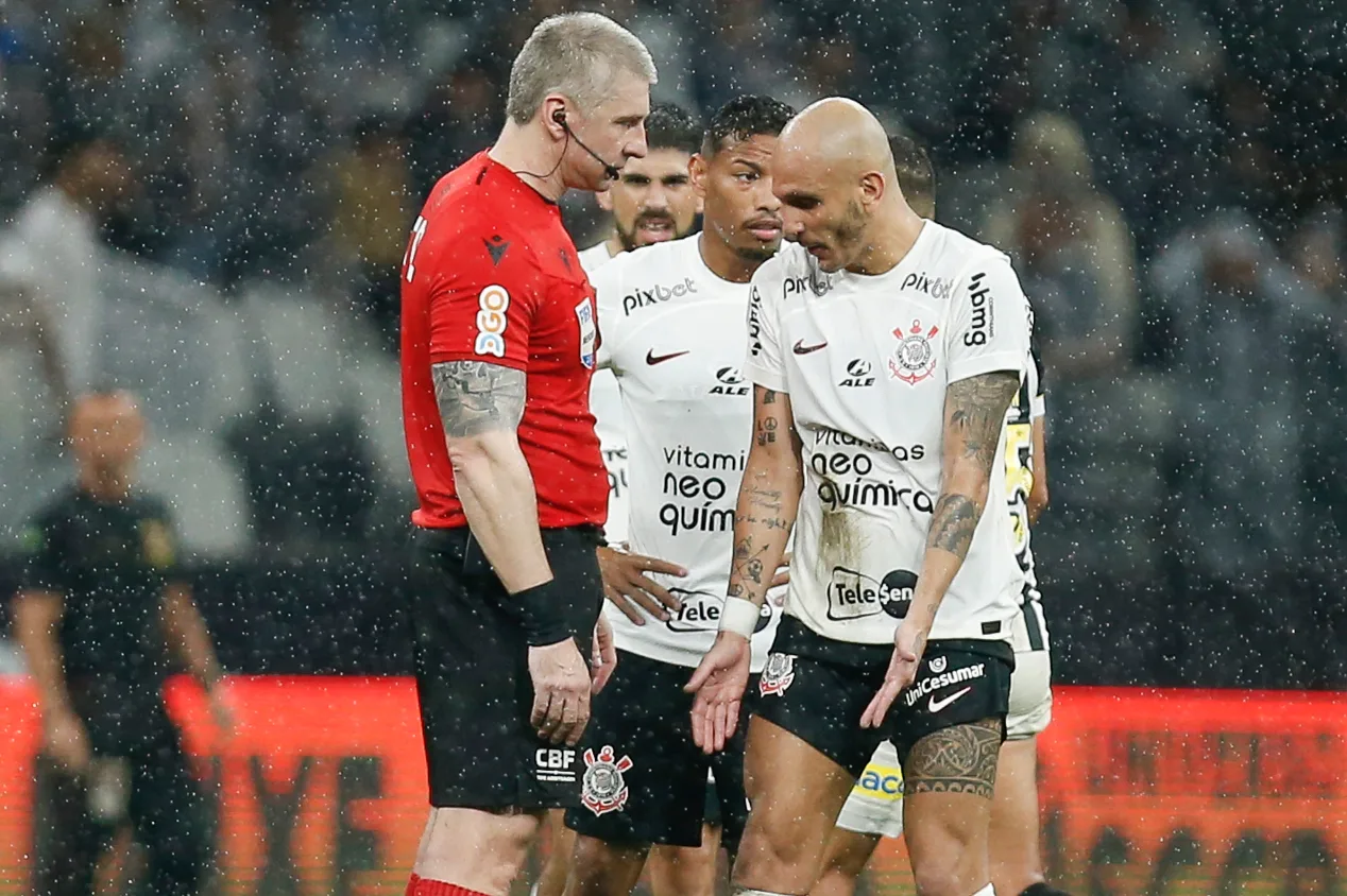 Vampeta surpreende ao opinar sobre pênalti em Corinthians x Santos: “Não foi um absurdo”