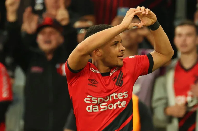 Plano do Barcelona sobre Vitor Roque segue o mesmo após lesão do atleta