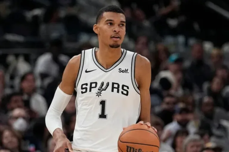 Wembanyama anota os mesmos números de Tim Duncan, lenda dos Spurs, em estreia na NBA