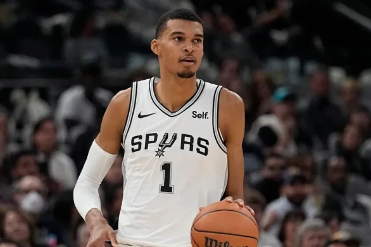 Wembanyama anota os mesmos números de Tim Duncan, lenda dos Spurs, em estreia na NBA