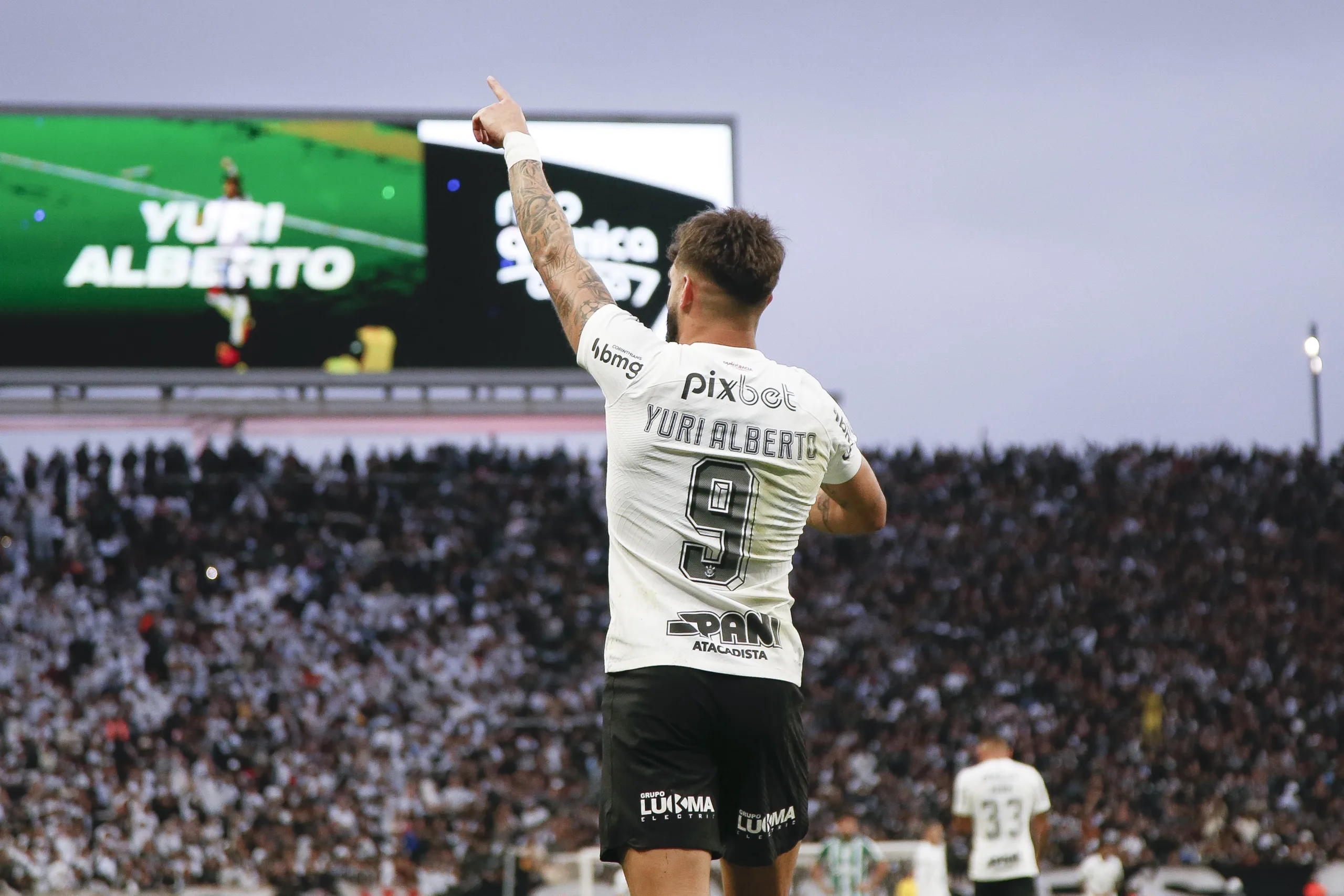 Neto diz que cantora Ludmilla joga mais que Yuri Alberto, do Corinthians