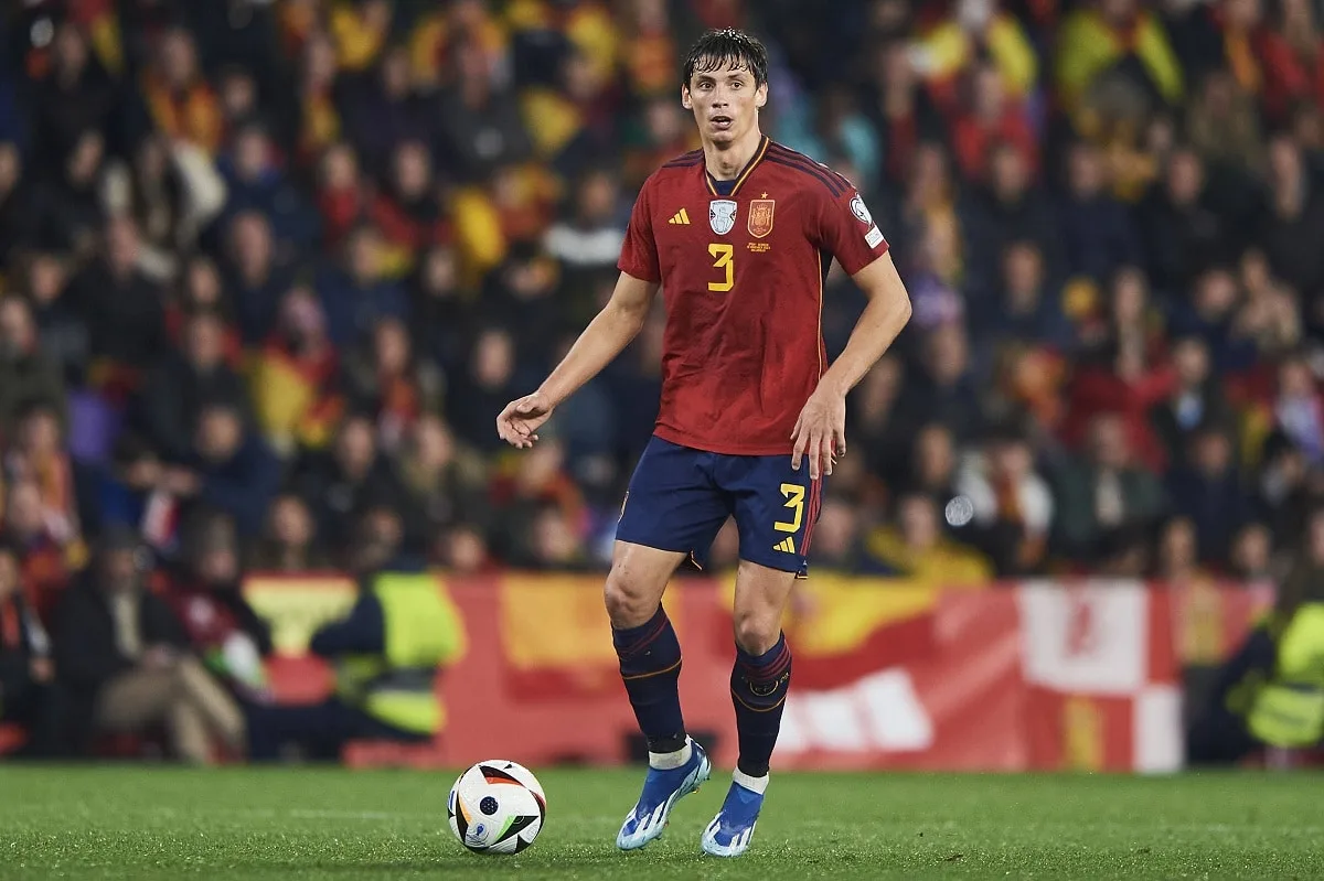 Mercado da bola: Manchester United à procura de um novo zagueiro; espanhol é o preferido