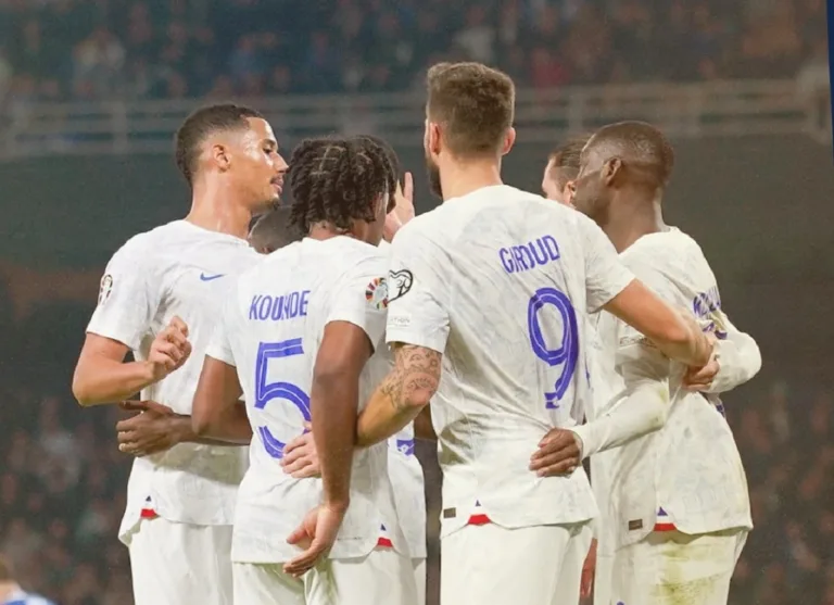 Kolo Muani se beneficia de falha da defesa para anotar o primeiro da França contra a Grécia; veja