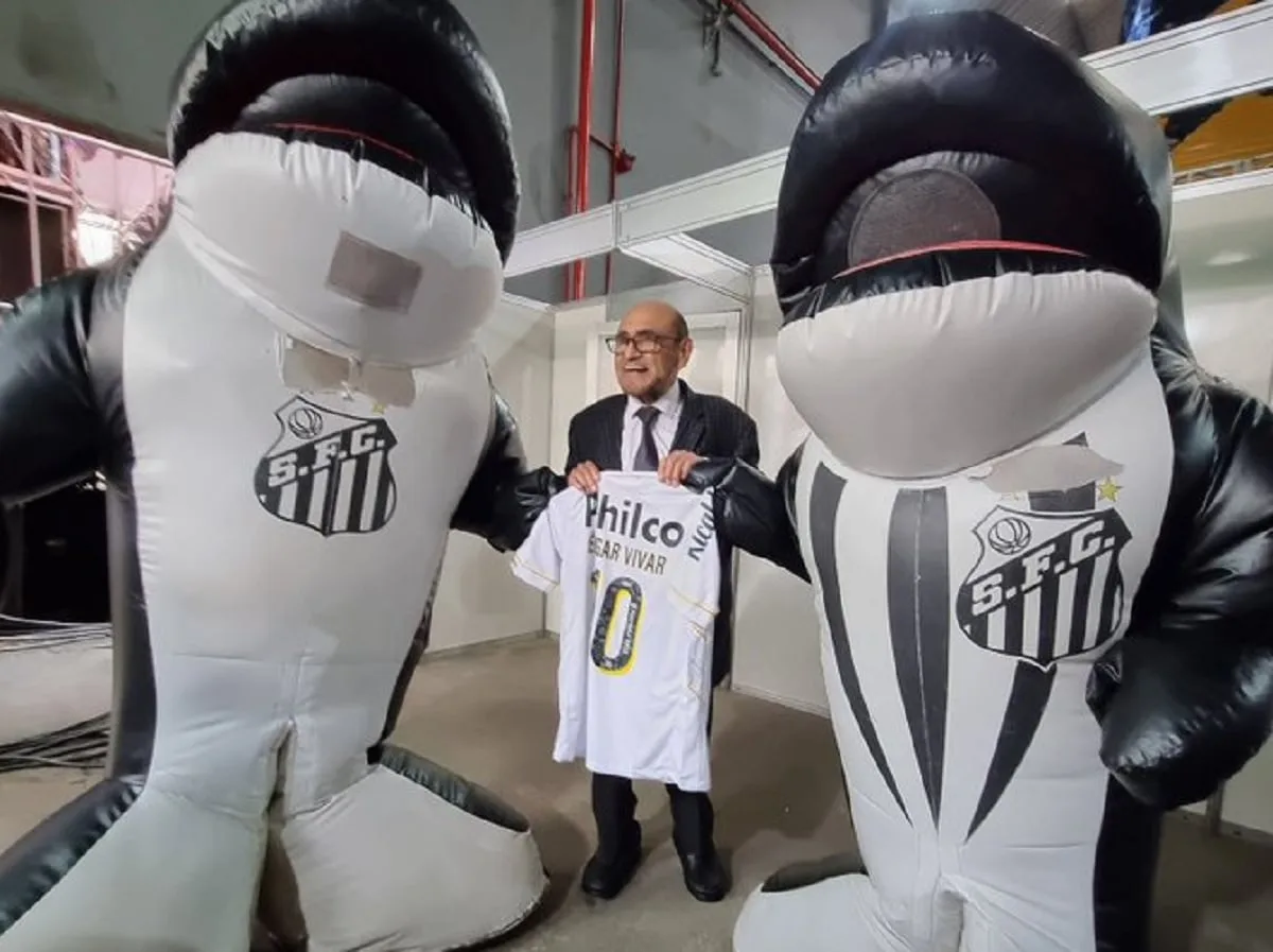 Seu Barriga, do seriado Chaves, é presenteado com a camisa do Santos; veja
