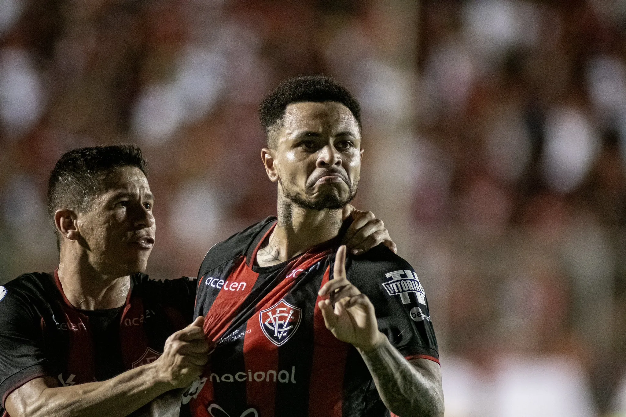 Torcedores do Vitória brigam entre si em jogo que adiou retorno para o Brasileirão Série A