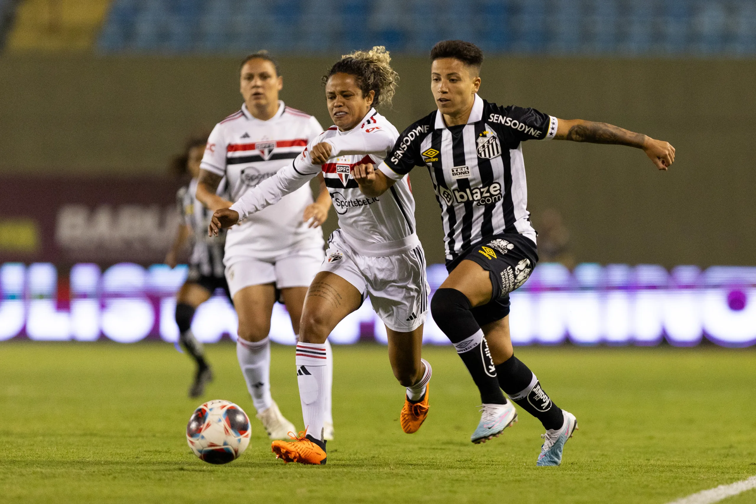 Santos supera o São Paulo e sai na frente em busca de vaga na final do Paulistão feminino