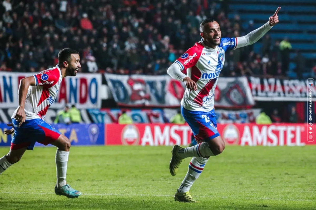 Em duelo equilibrado, Fortaleza abre o placar e Athletico Paranaense busca o empate; veja os gols