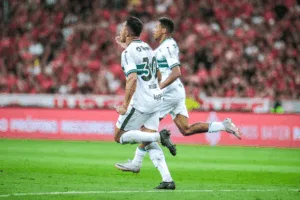 Bento falha e Corinthians abre o placar contra o Athletico Paranaense; veja