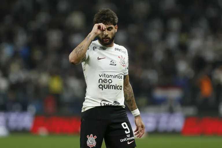 Bento falha e Corinthians abre o placar contra o Athletico Paranaense; veja