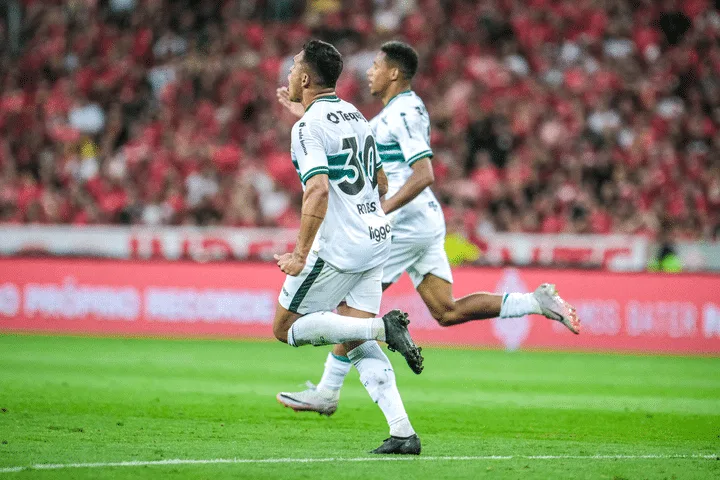 Bento falha e Corinthians abre o placar contra o Athletico Paranaense; veja