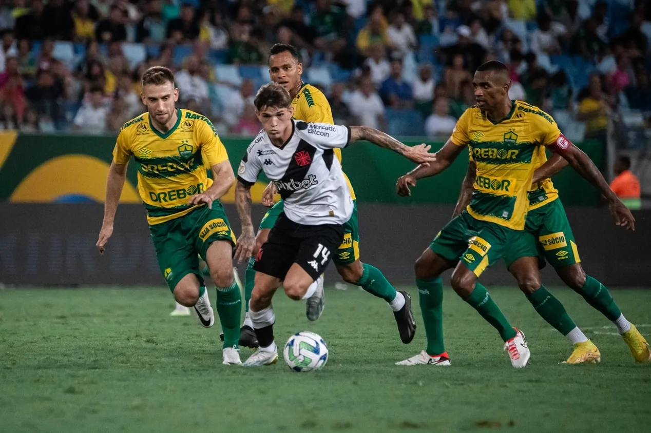 PVC exalta torcedores do Vasco após vitória sobre o Cuiabá: “Protagonista”