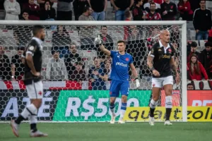 Vasco perde quatro jogadores contra o Corinthians, incluindo três zagueiros