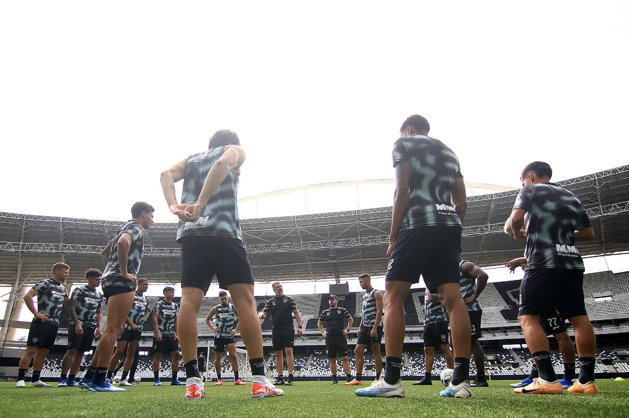 Botafogo terá mudança contra o Coritiba; veja a provável escalação