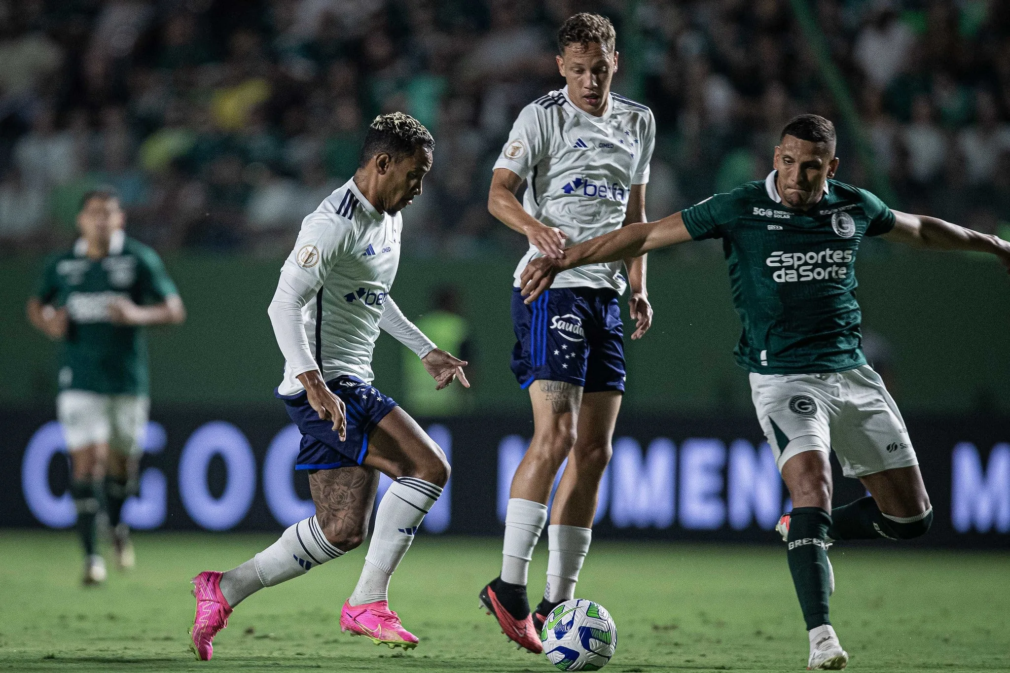 Goiás x Cruzeiro: jogador pede pênalti e arbitragem manda seguir; veja