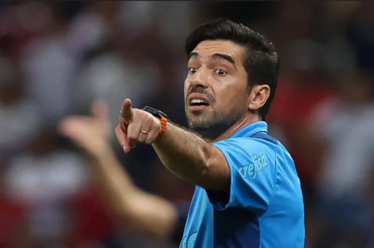 Grêmio e Internacional miram reserva de Abel com salário alto no Palmeiras