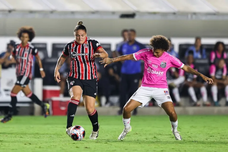 Com gol no apagar das luzes, São Paulo derrota o Santos nos pênaltis e avança à final do Paulistão feminino