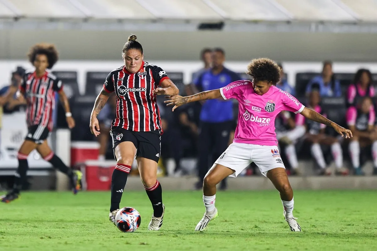 Com gol no apagar das luzes, São Paulo derrota o Santos nos pênaltis e avança à final do Paulistão feminino