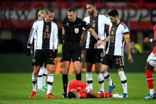 Leroy Sané é expulso após agredir jogador austríaco