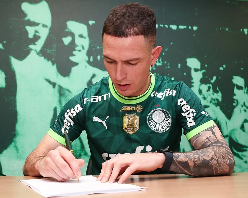 Palmeiras demorou quase um ano para repor saída de Danilo