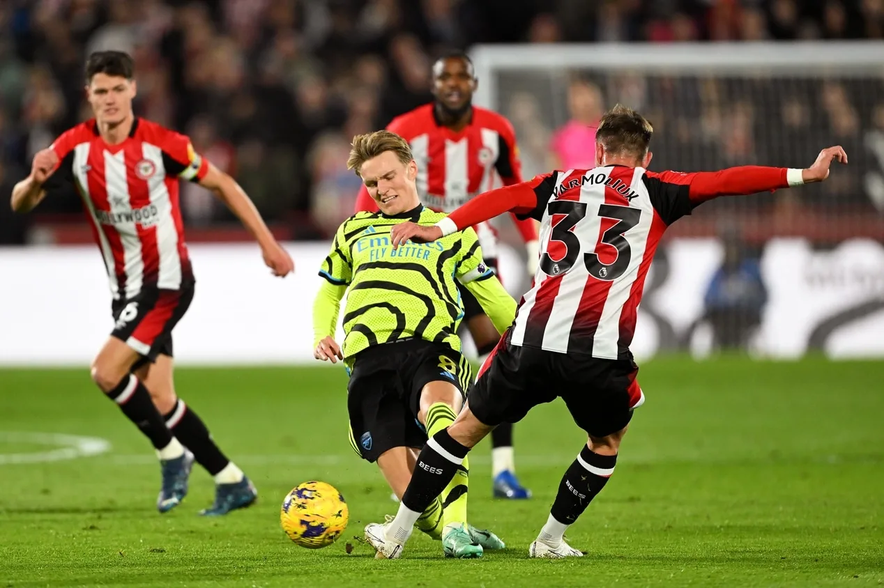 Arsenal marca no final, vence Brentford e assume liderança da Premier League