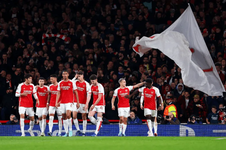 Martinelli brilha, Saka decide e Arsenal bate o Sevilla na Champions League