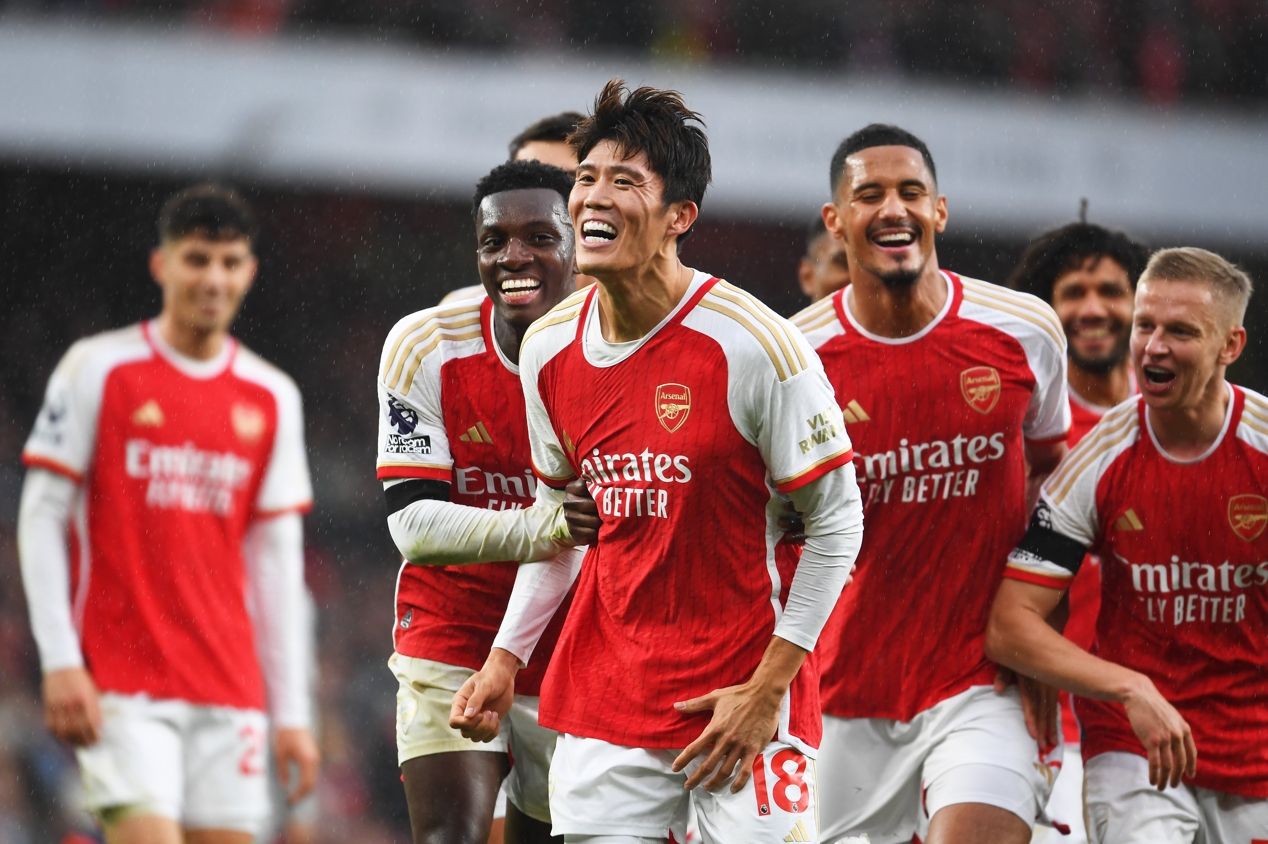 Mikel Arteta elogia Tomiyasu diante de rumores sobre saída do Arsenal