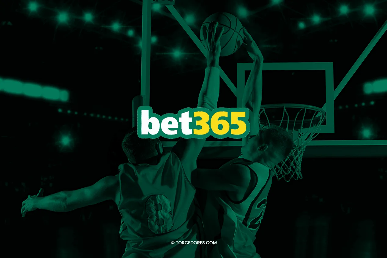 Imagem promocional bet365 em tons sépia: dois jogadores de basquete disputam bola junto do cesto. 
