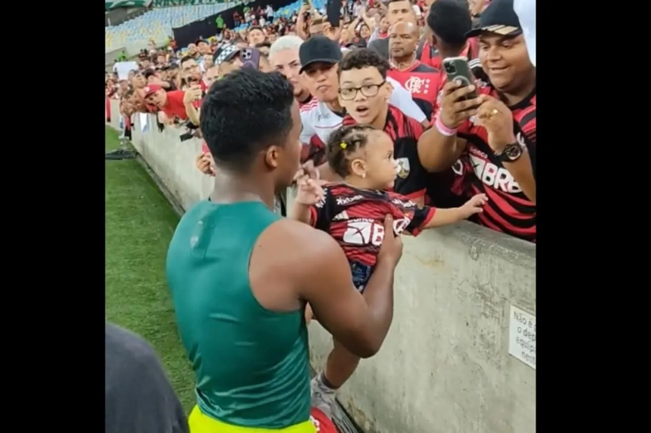 Endrick é tietado por torcedores do Flamengo após derrota do Palmeiras; veja