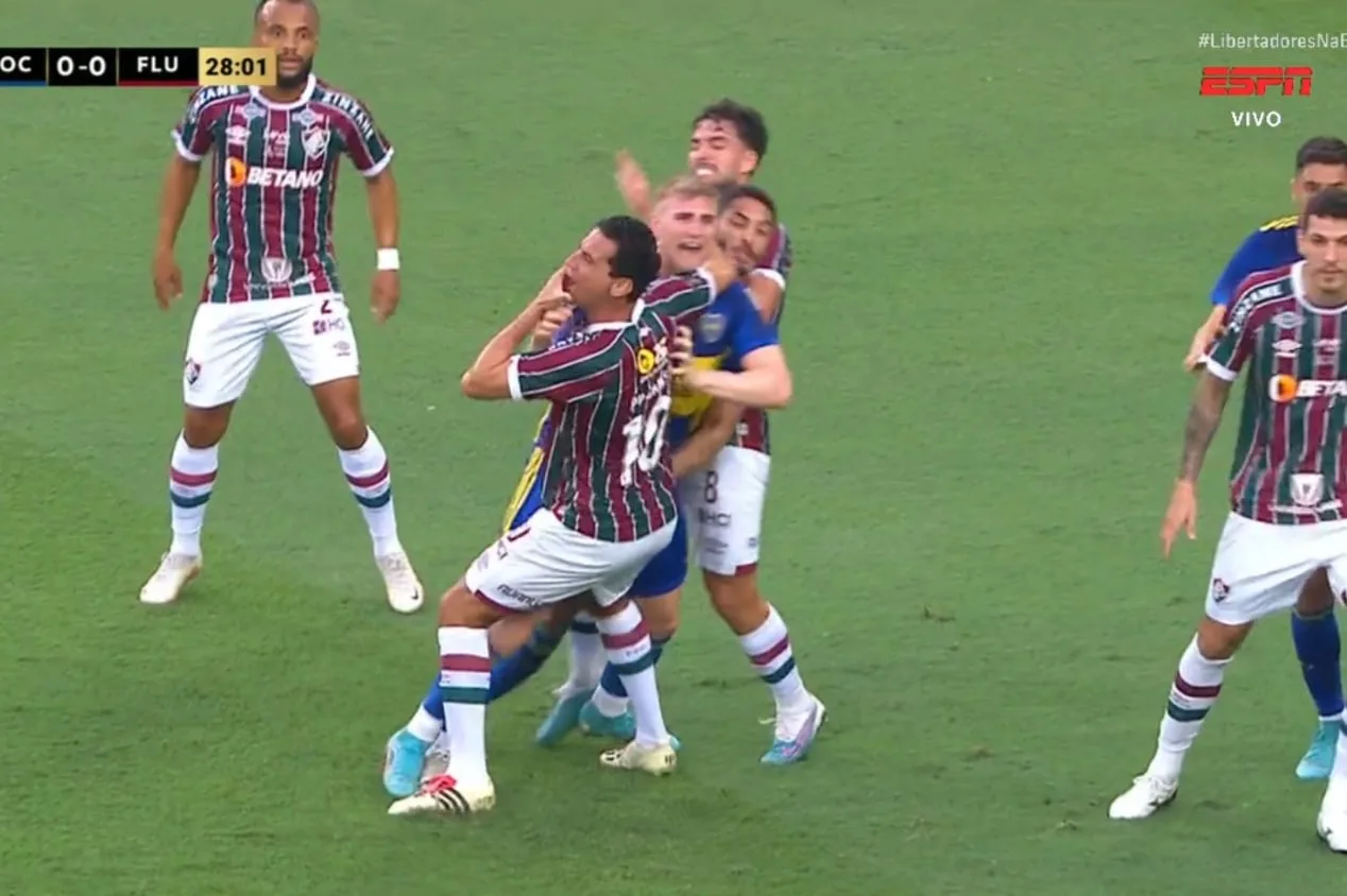 Boca Juniors x Fluminense: Valentini acerta cabeçada em Ganso e árbitro deixa jogo seguir